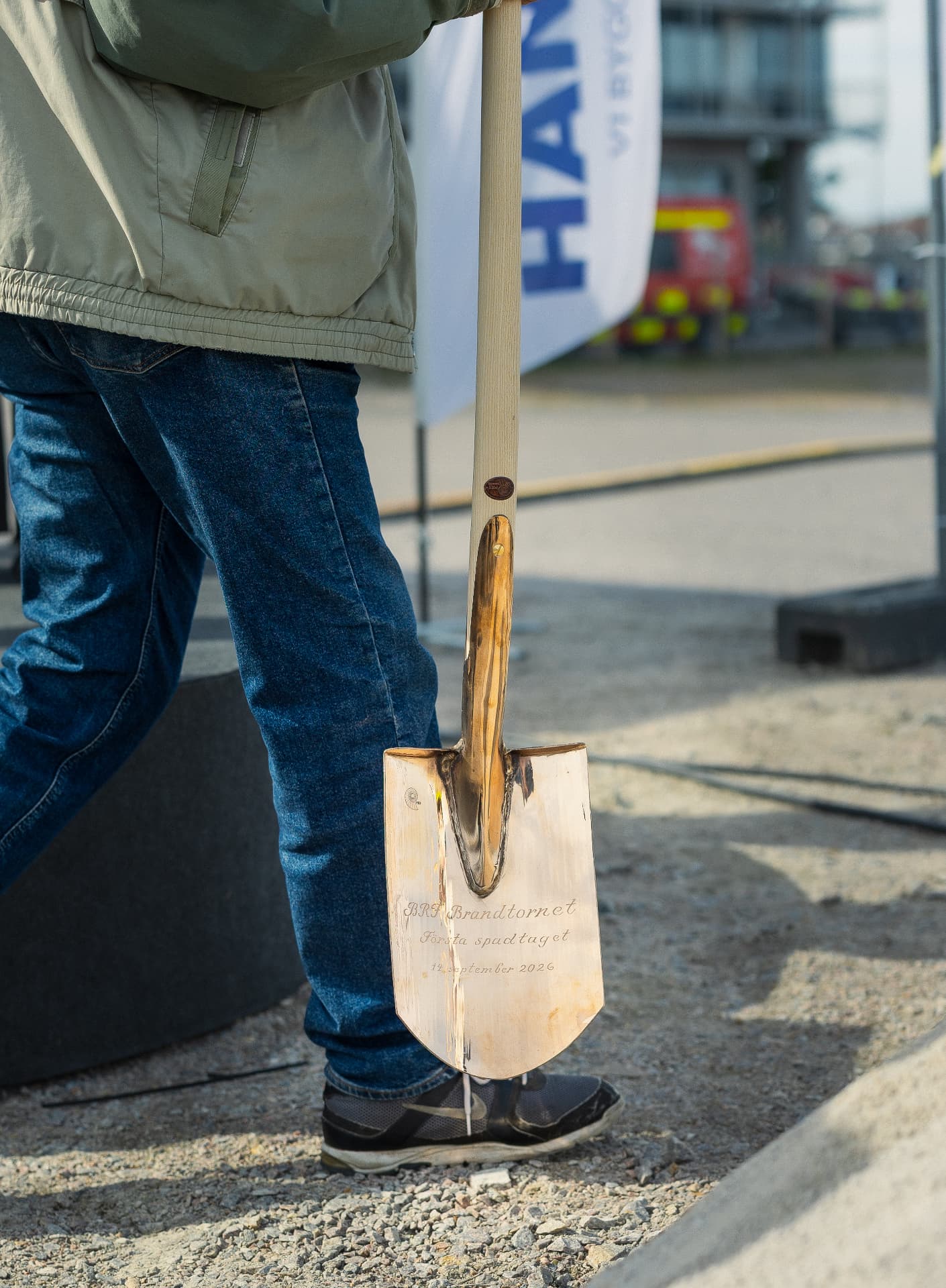 Ceremoniell spade i brons med gravyren BRF Brandtornet, Första spadtaget, 14 september 2026