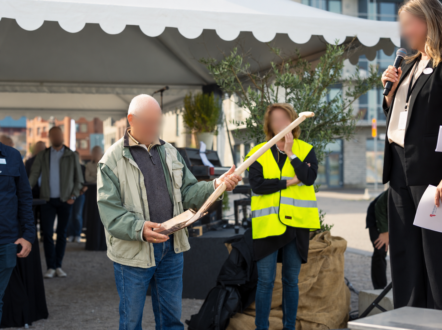 Den ceremoniella spaden överlämnas under första spadtaget för BRF Brandtornet